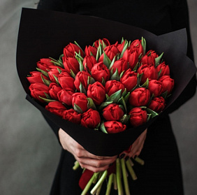 35 красных тюльпанов