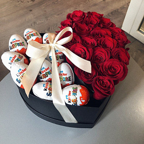 Коробка сердце с розами и киндерами