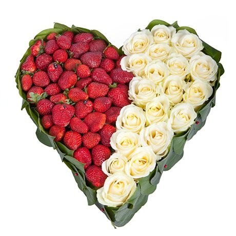 Сердце из белых роз с клубникой - Фото 1
