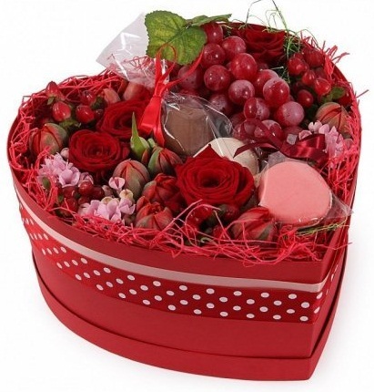 Коробка с цветами и сладостями на День Влюбленных - Фото 1
