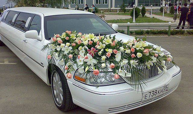 украсить свадебное авто живыми цветами