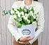 Белые тюльпаны в шляпной коробке  - Фото 1