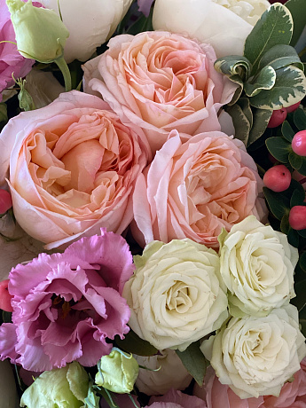 Букет из пионовидных роз, эустомы, пионов и гиперикума - Фото 2