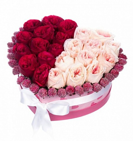 Букет из 21 пионовидной розы Пиано в коробке сердцем