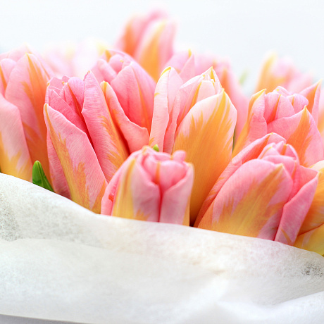 Розовые тюльпаны в малой шляпной коробке - Фото 2