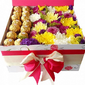 Коробка с цветами и конфетами средняя 8