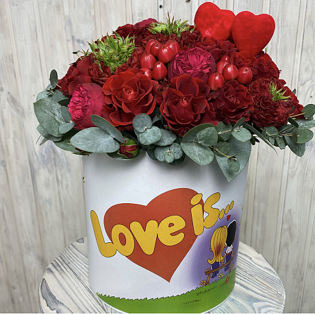 Пионовидные розы и гиперикум средней шляпной коробке Love is - Фото 3
