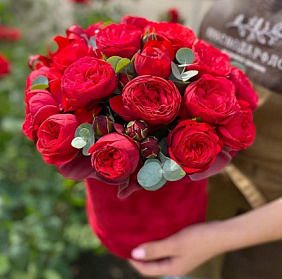 9 пионовидных роз Ред Пиано в малой шляпной коробке