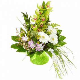 Букет из орхидей, гербер и декоративной зелени