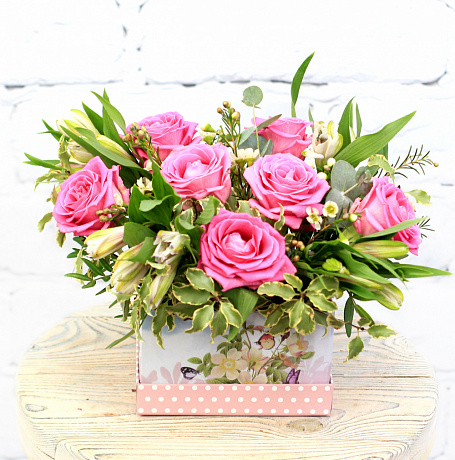 Букет альстромерии и розы в коробке - Фото 1