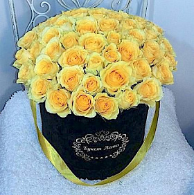 51 желтая роза в большой бархатной шляпной коробке