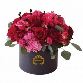Пионы, гортензии и розы в средней шляпной коробке