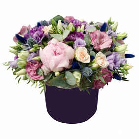 Пионы, розы, эрингиум и гвоздики в средней шляпной коробке