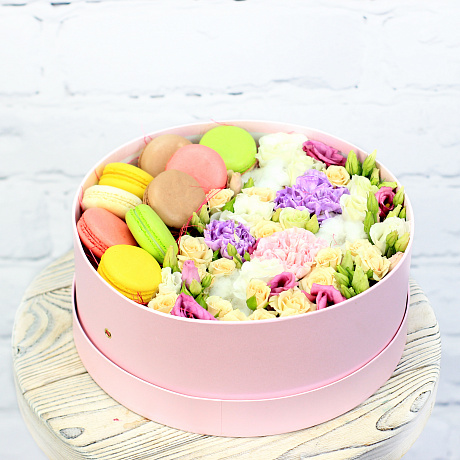 Розовая коробка с цветами и макарони средняя 19 - Фото 3