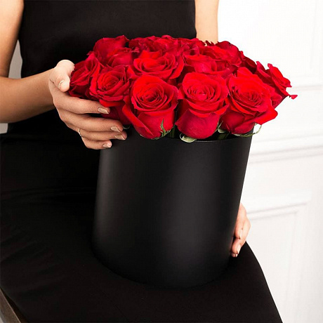 15 красных роз в черной бархатной коробке - Фото 1