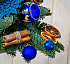 Цветочная композиция на Новый год с голубой свечой - Фото 3