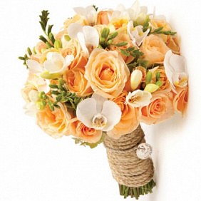 Оранжевый букет невесты из роз и фрезии