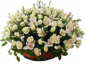 Огромная корзина роз, лизиантусов  и орхидей