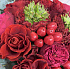 Пионовидные розы и гиперикум средней шляпной коробке Love is - Фото 2