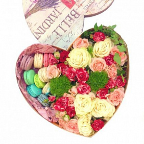 Коробка с цветами и макарони средняя 15