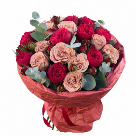 Букет из роз Капучино и красных пионовидных роз 