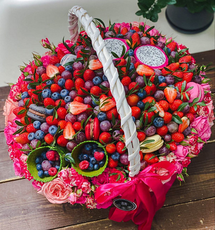 Корзина с ягодами и кустовыми розами - Фото 1
