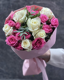 Букет из роз и рускуса