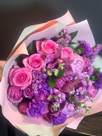 Букет роз, маттиол и орхидеи