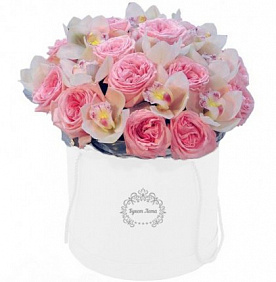 Элитные розы и орхидеи в большой шляпной коробке