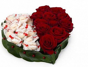 Сердце из роз и конфет "Сладкое послание"