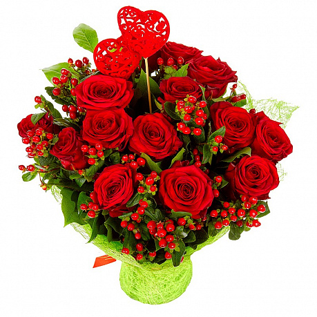 Букет из 15 красных роз и гиперикума - Фото 1