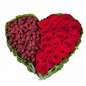 Сердце из красных роз с малиной