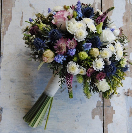 Букет невесты из кустовых роз, лизиантуса и полевых цветов - Фото 1