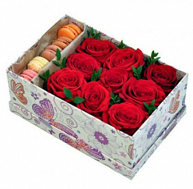 9 красных роз в коробке с сладкими макаронс