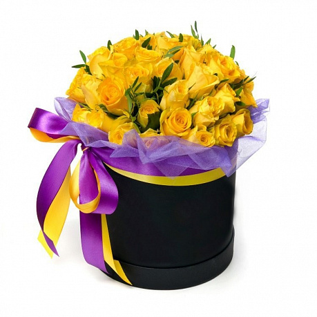 Желтые розы в большой бархатной коробке - Фото 1