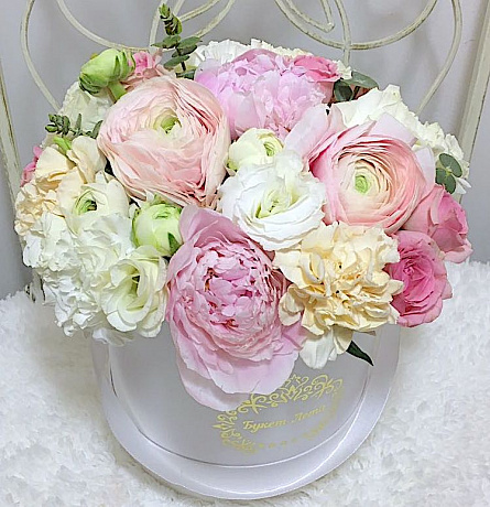 Нежный букет цветов в малой шляпной коробке - Фото 1