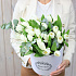 Белые тюльпаны в шляпной коробке  - Фото 3
