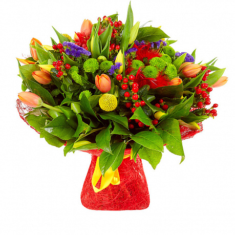 Букет из тюльпанов, хризантем и гиперикума  - Фото 1