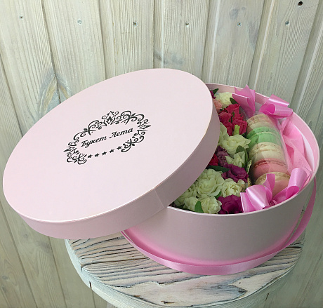 Коробка с цветами и макарунами малая 9 - Фото 3