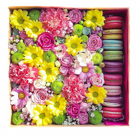 Коробка с цветами и макарони средняя 24 - Фото 1