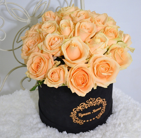 25 кремовых роз в черной бархатной коробке - Фото 1