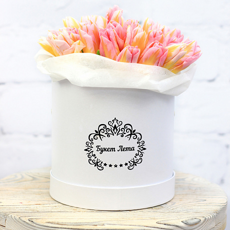 Розовые тюльпаны в малой шляпной коробке - Фото 1