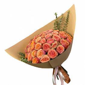 Букет из 39 пионовидной розы и декоративной зелени