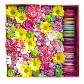 Коробка с цветами и макарони средняя 24