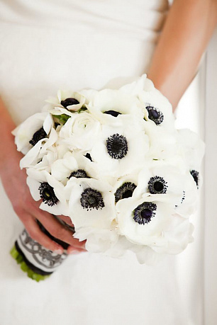 Букет невесты из анемонов и роз - Фото 1
