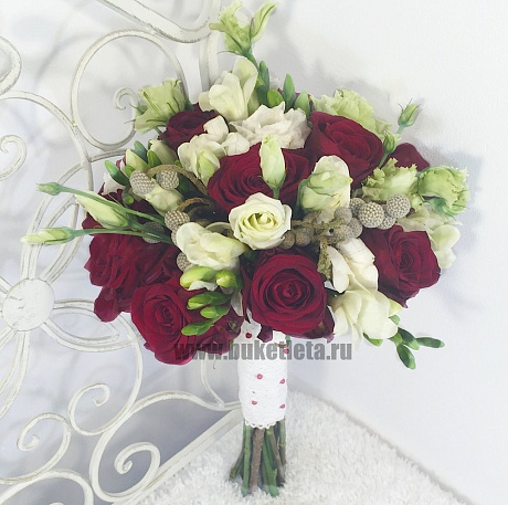 Букет невесты «Стильный дуэт» из роз и фрезий - Фото 1