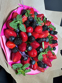 Ягодный букет из клубники, ежевики и голубики