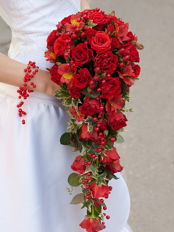 Каскадный букет невесты из роз, альстромерии и зелени - Фото 1