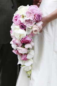 Каскадный букет невесты из пионовидных роз, пионов и орхидеи