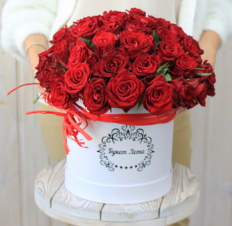 51 красная роза в шляпной коробке  - Фото 1